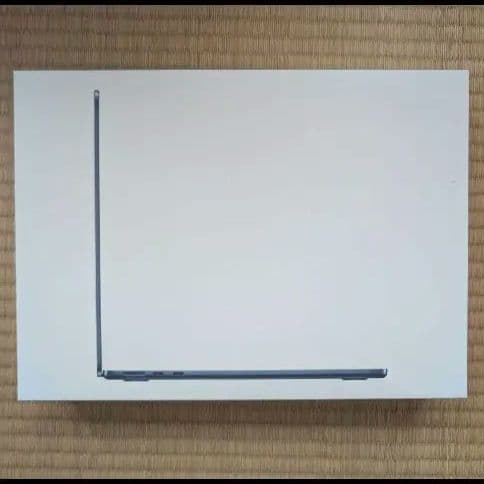 【新品】Apple MacBook Air (M2, 256GB, 16GB)