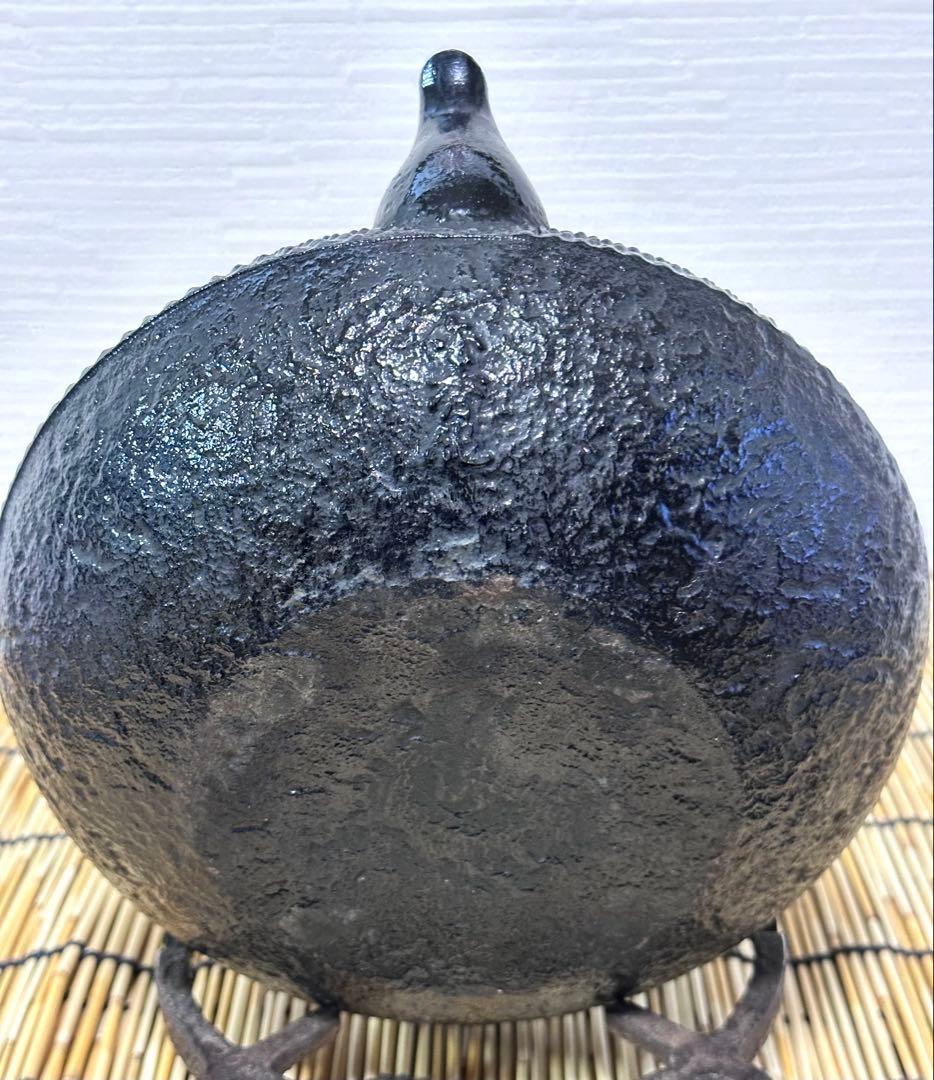 未使用品、供箱付　南部名工金秀 及春鋳造 算盤形捻鉉アラレ　南部鉄瓶　南部鉄器