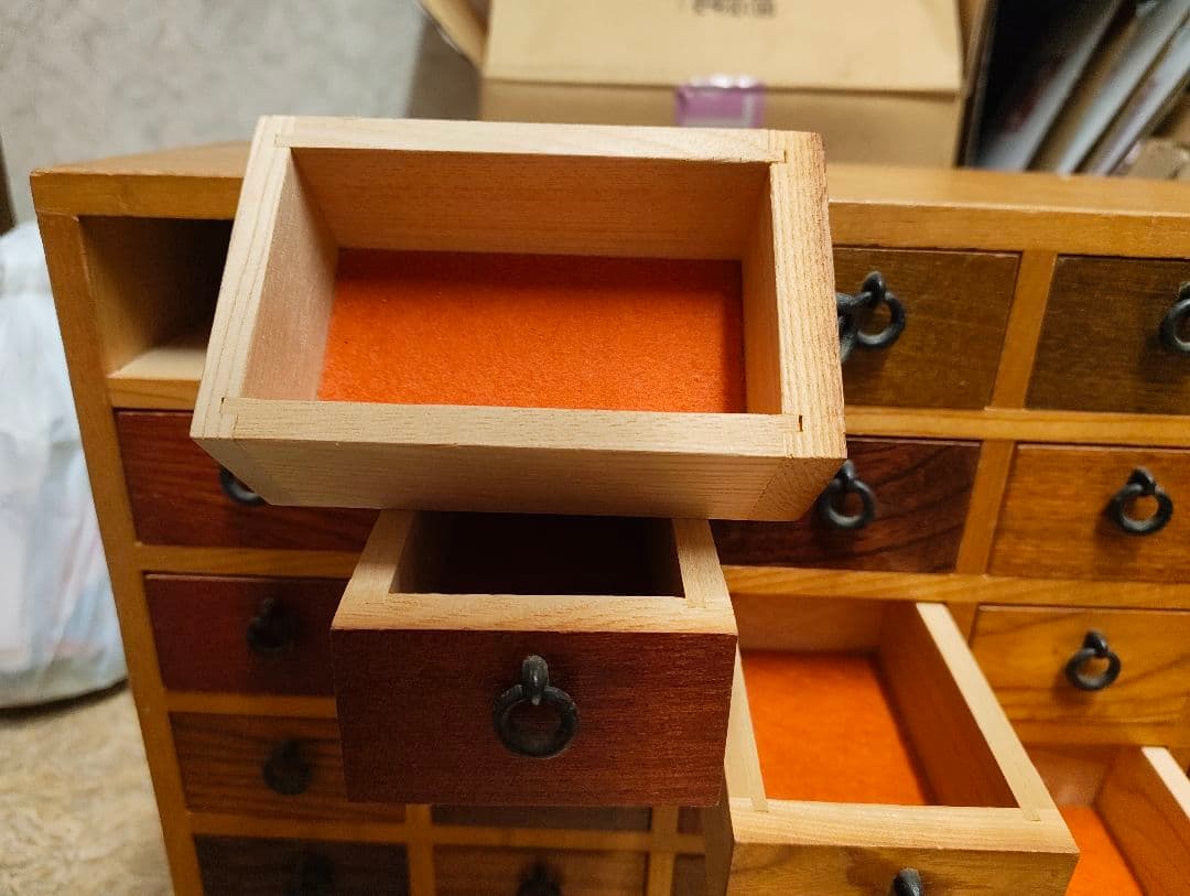 手作り木工品、引き出し式収納 約40cm 30個ミニ引出し