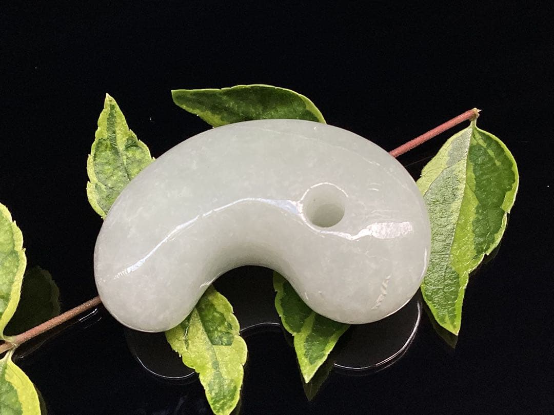 破格お値段です‼️氷アイスジェイド糸魚川翡翠勾玉　本物の守護石をお身近に鑑別書付‼️