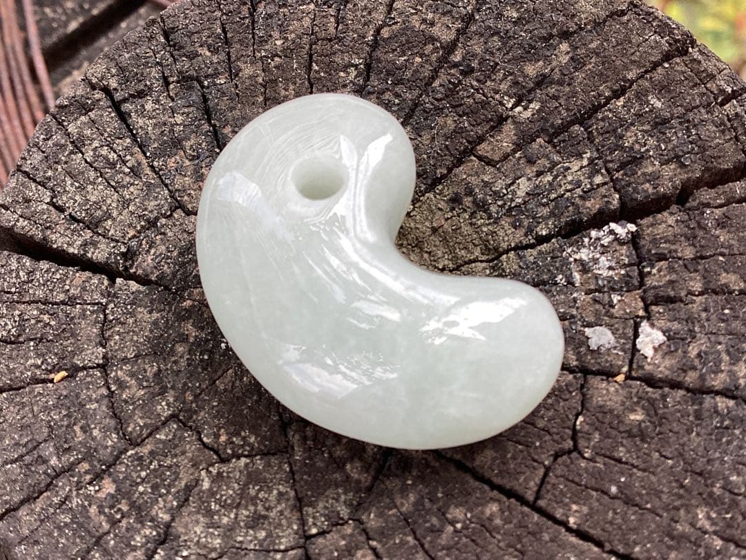 破格お値段です‼️氷アイスジェイド糸魚川翡翠勾玉　本物の守護石をお身近に鑑別書付‼️