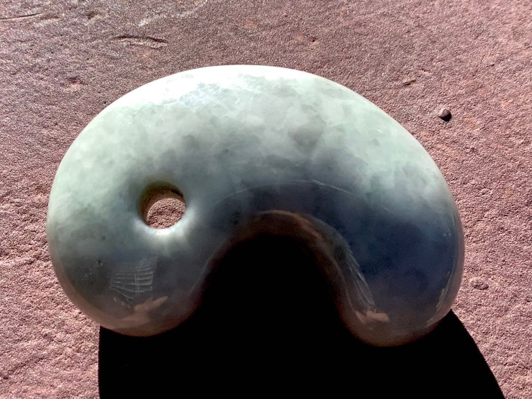 ✳アイスジェイド氷肌紋様‼️ 糸魚川翡翠勾玉　本物を守護石に　機械鑑定鑑別書付