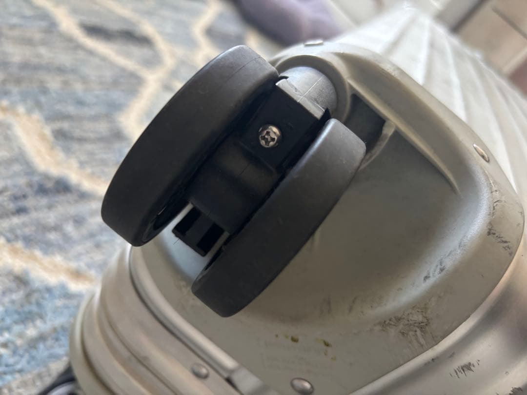 RIMOWA リモワ アルミ 大型 スーツケース シルバー（キャスター1つ欠損）