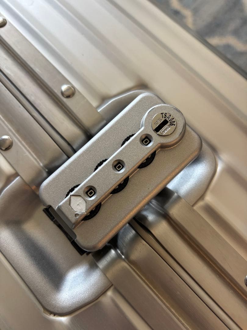 RIMOWA リモワ アルミ 大型 スーツケース シルバー（キャスター1つ欠損）