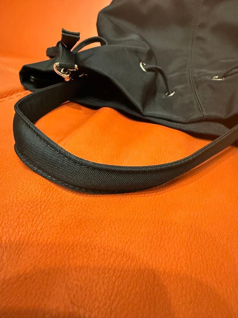 りんご　バレンシアガ　ドローストリング　ショルダーバッグ