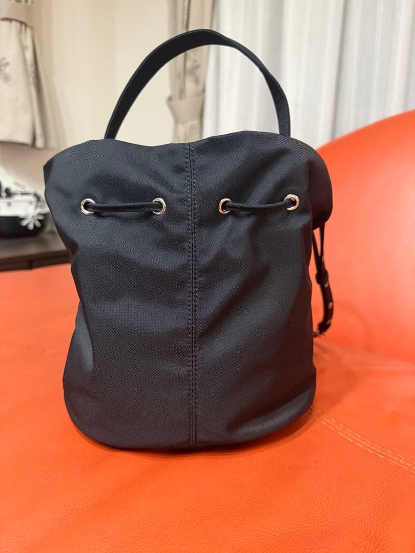 りんご　バレンシアガ　ドローストリング　ショルダーバッグ