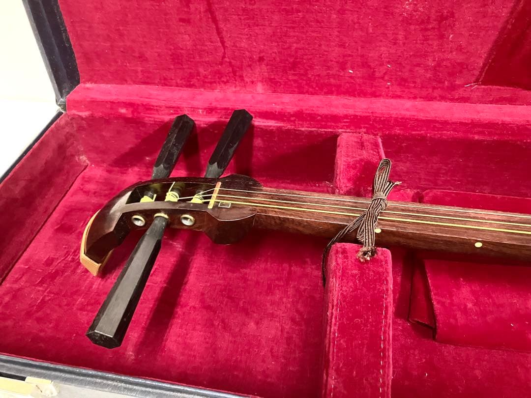 美品◆民謡三味線◆紅木 中棹 東さわり 皮破れ無 鼈甲撥／竹駒／替え弦／ケース付