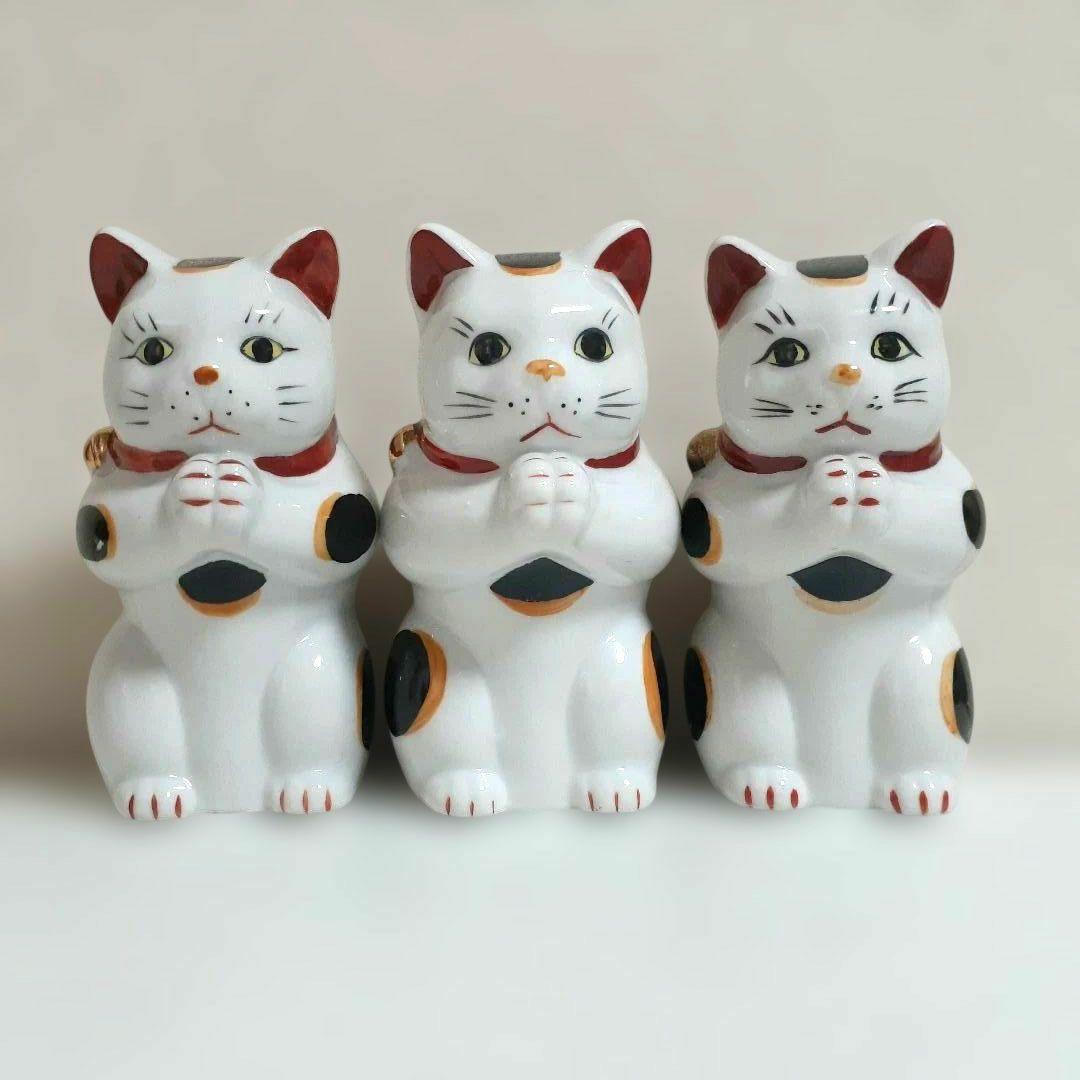126 瀬戸焼 縁起物 赤絵 お祈り猫（大） 招き猫 陶器製 高さ約12cm
