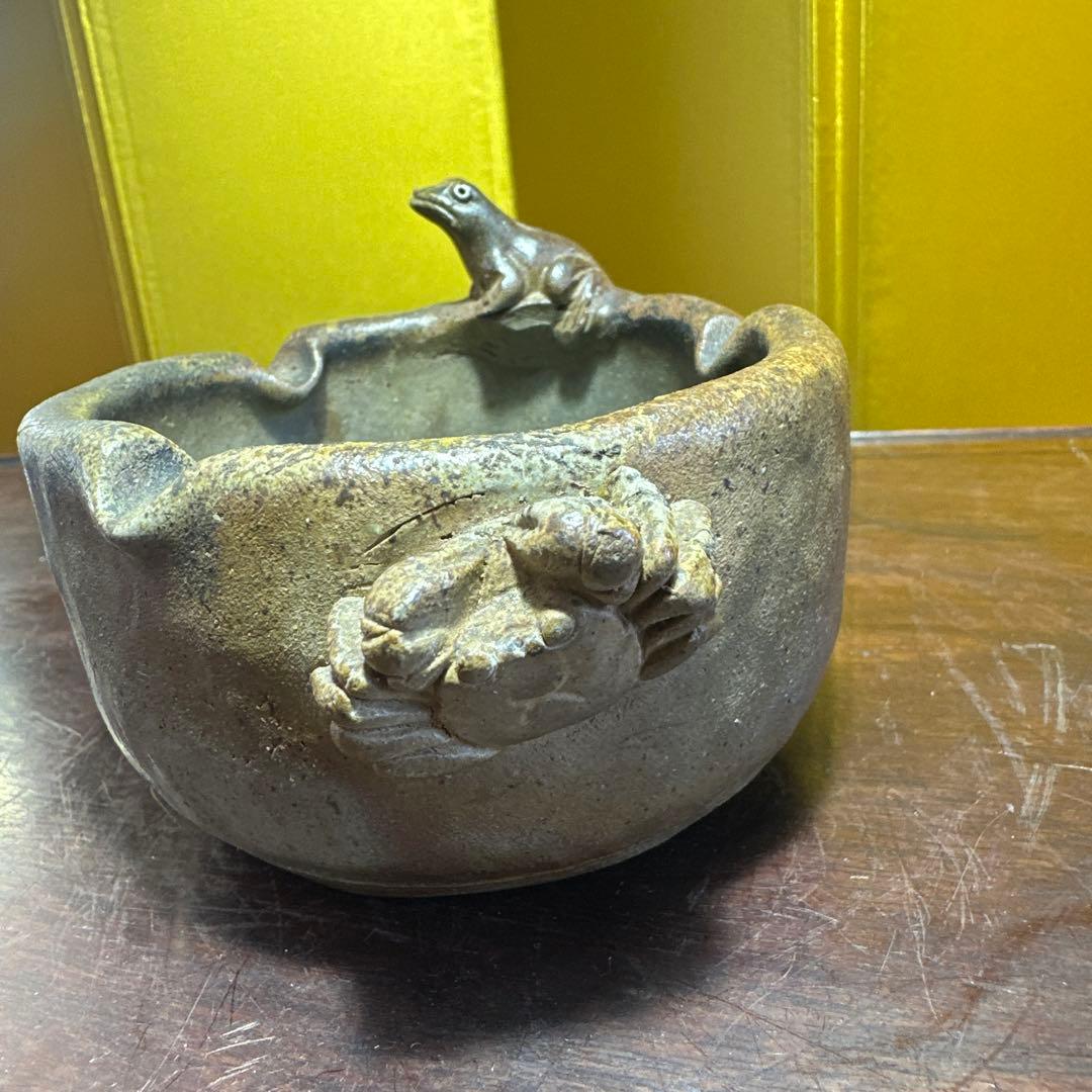 備前焼，カエルの彫刻付き陶器