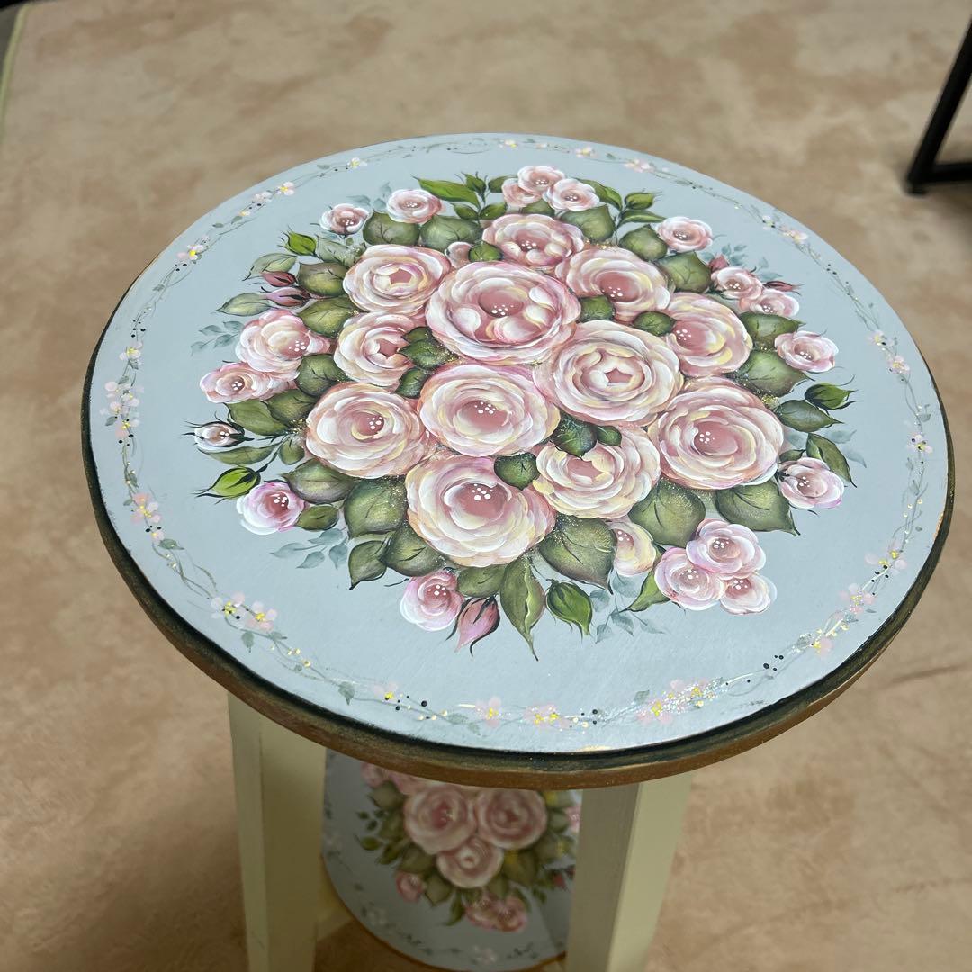 サイドテーブル。ジュリアンです。