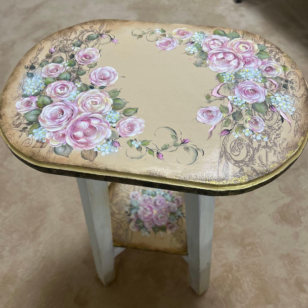 サイドテーブル。ジュリアンです。