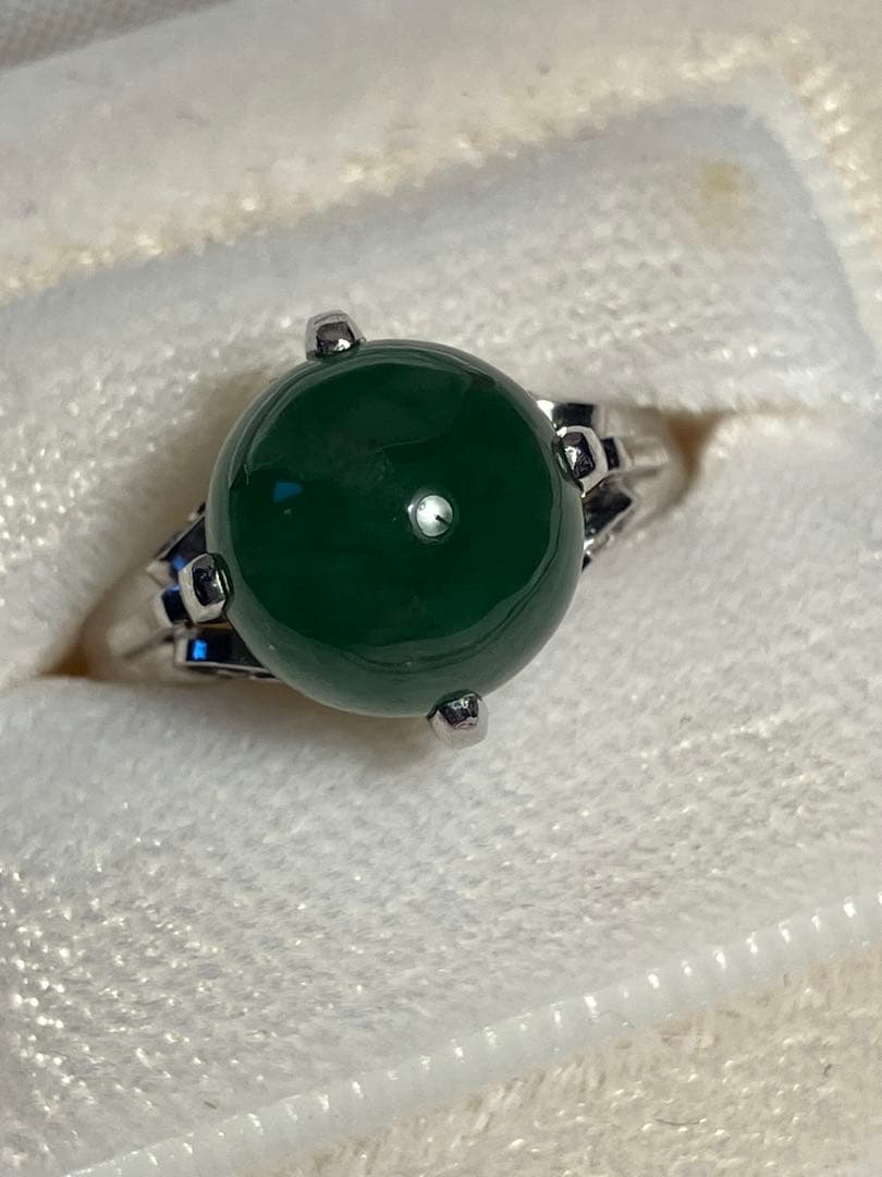 丸いエメラルドの指輪