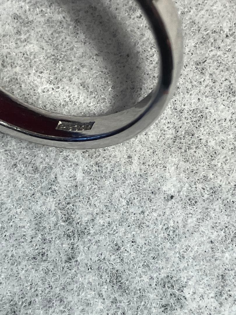 丸いエメラルドの指輪