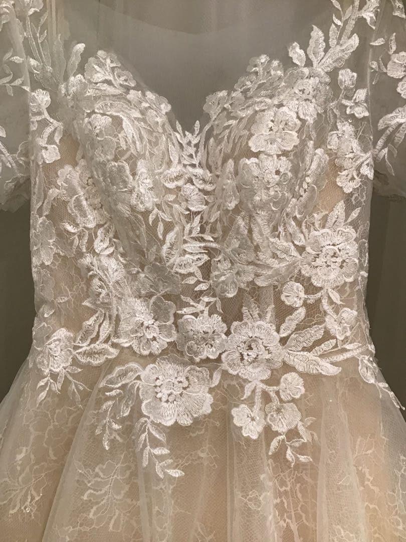 アイボリー レースウェディングドレス