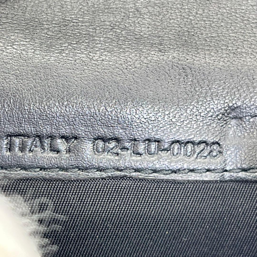 クリスチャンディオール 二つ折り財布 ロゴ金具 エンボス 黒 レザー 男女可能