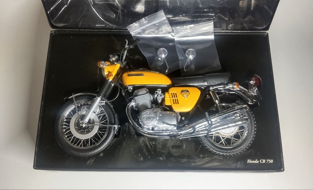 ミニチャンプス 1/6 HONDA CB750 ゴールド　ミニカー　バイク模型