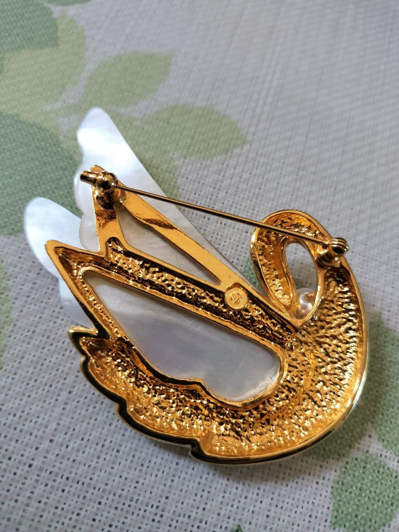 田崎白鳥デザインのブローチ