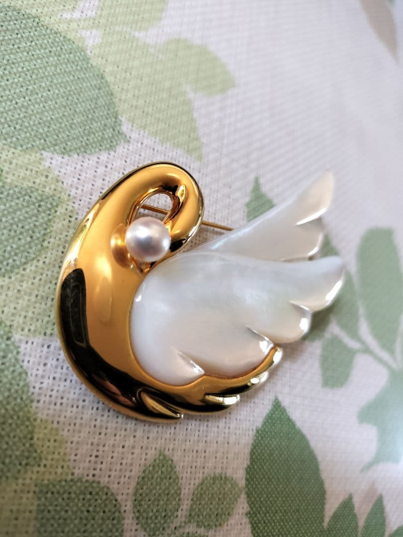 田崎白鳥デザインのブローチ