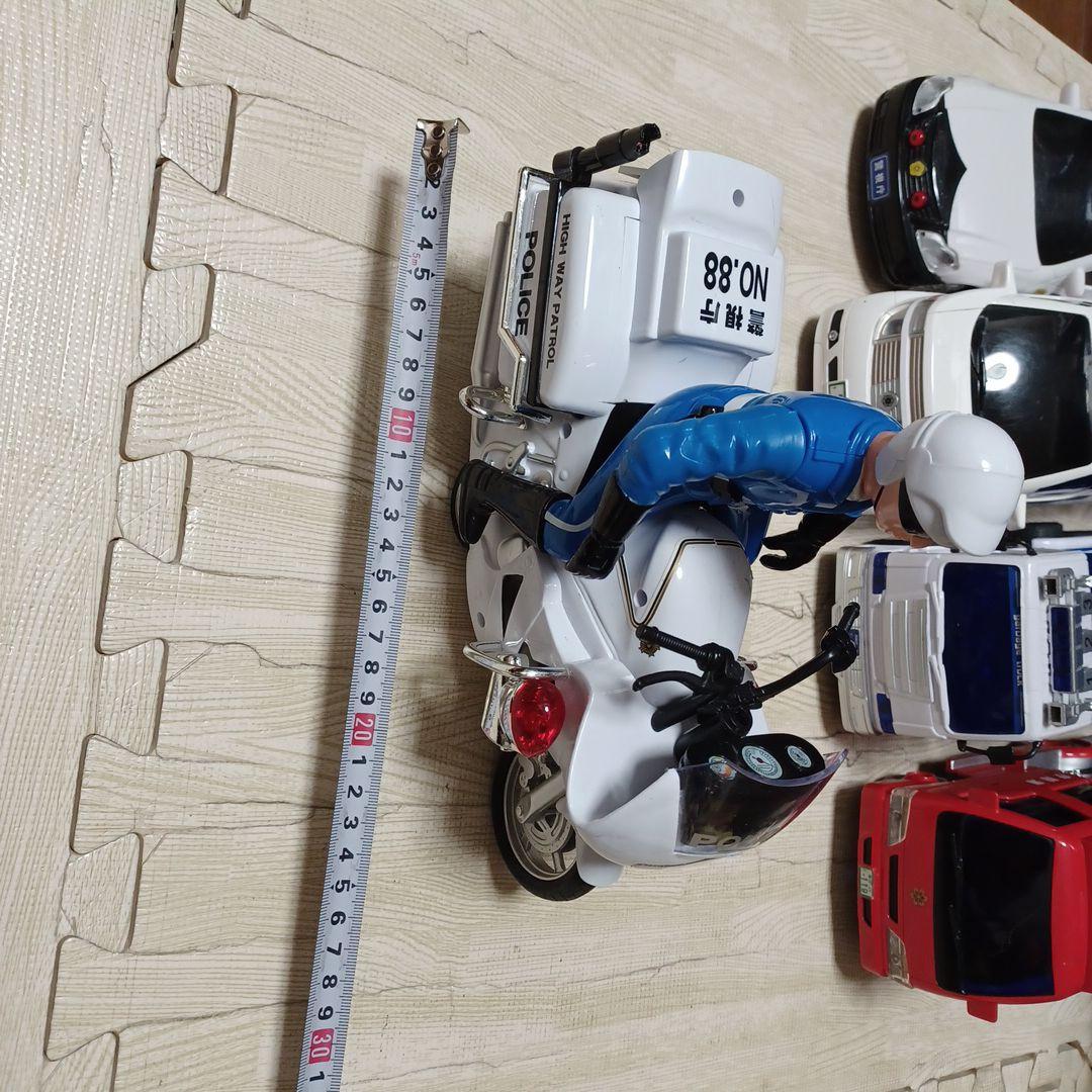 消防車、救急車、はしご車、パトカー、白バイ、ゴミ収集車、バスの計10台まとめ売