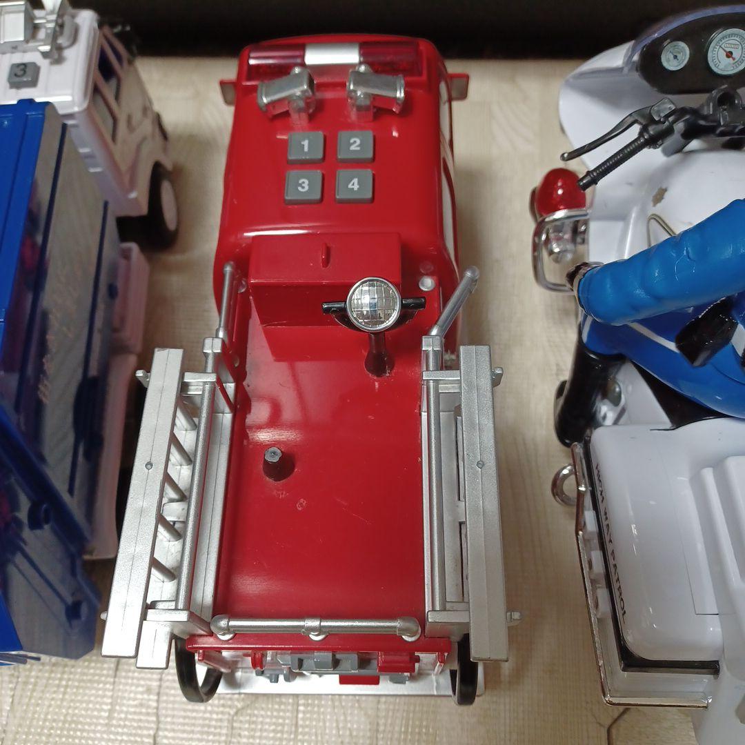 消防車、救急車、はしご車、パトカー、白バイ、ゴミ収集車、バスの計10台まとめ売