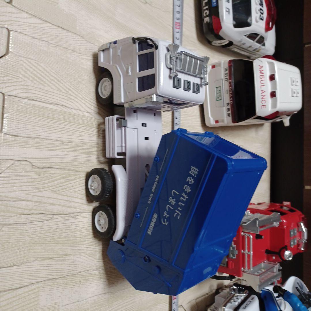 消防車、救急車、はしご車、パトカー、白バイ、ゴミ収集車、バスの計10台まとめ売