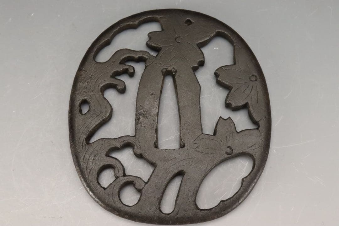 無銘 土佐明珍 波濤桜花透鐔 障泥形 鉄地 地透毛彫 丸耳 保存刀装具鑑定書