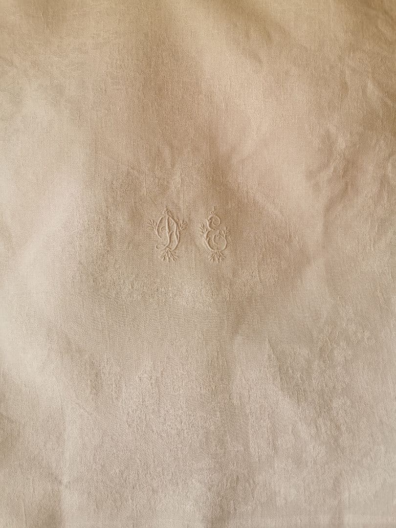 アンティーク ビーダーマイヤー トワルドジュイ 日常美 花文字刺繍ダマスクリネン