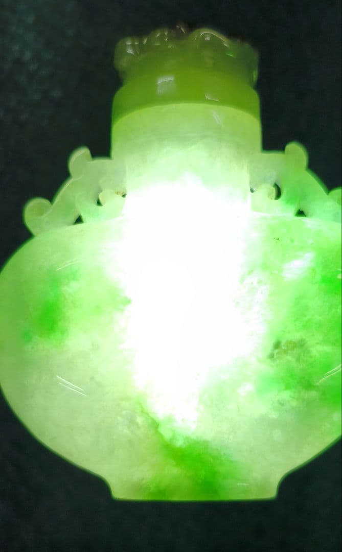 #【本翡翠】天然ジェダイト #鼻煙壺 #氷糯種 陽緑 透過良 結晶有 龍耳彫刻