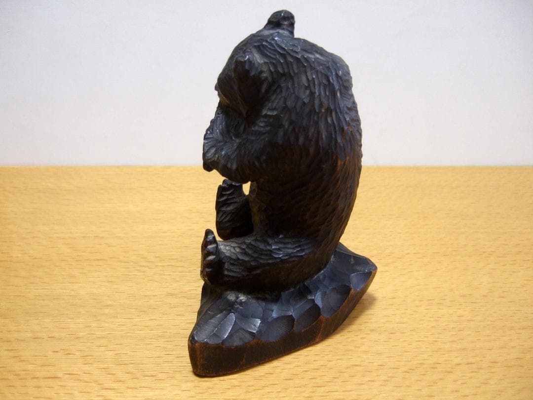 珍品 木彫り トウモロコシを食べる熊 ガラス目