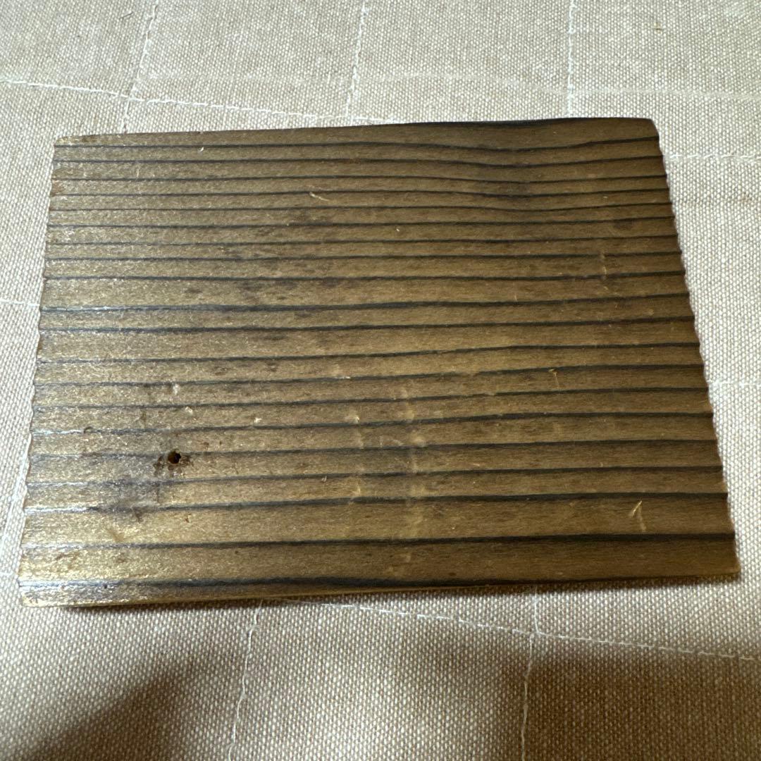 陶器製子供人形と虎の絵