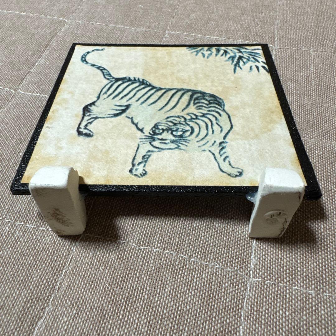 陶器製子供人形と虎の絵