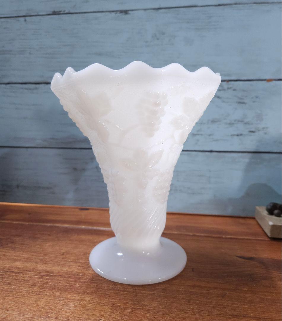 フランスヴィンテージ オパリンガラスの花瓶 白系 ホワイト 葡萄 装飾