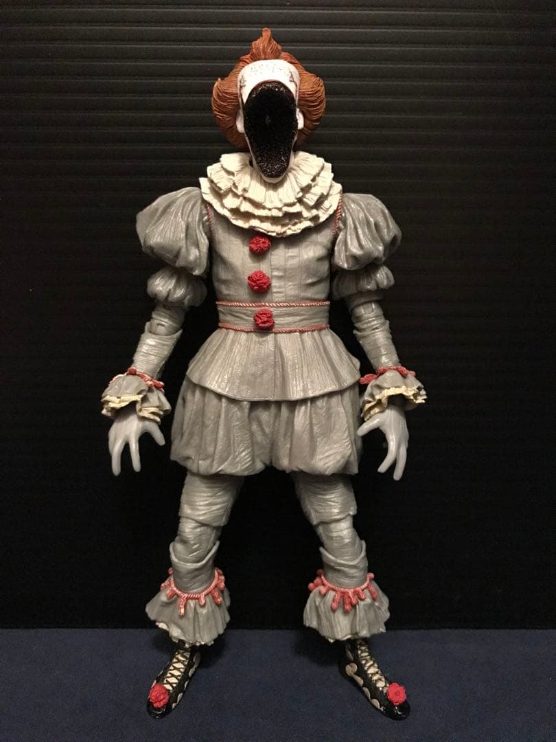 NECA アルティメットペニーワイズ ザ・ダンシング・クラウン フィギュア