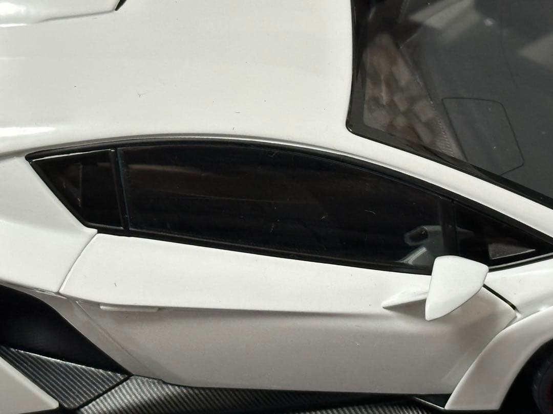 ビ*ツ様 ランボルギーニ　VENENO ホワイト