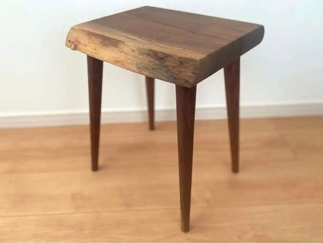 ブラックウォールナットの耳付きスツール