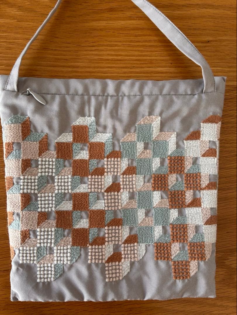 【美品】ミナペルホネン pocket bag kuutio light gray