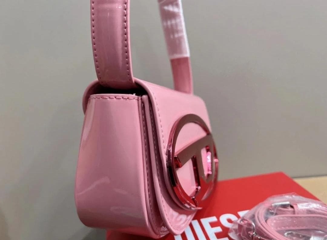 DIESEL ショルダーバッグ ピンクモデル／ブランドロゴはピンク