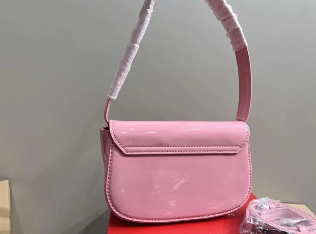 DIESEL ショルダーバッグ ピンクモデル／ブランドロゴはピンク