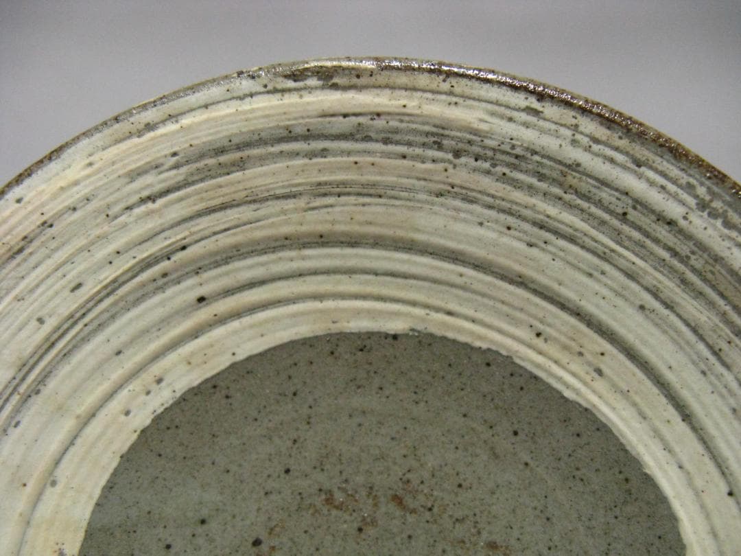 小林東五 作『刷毛目(はけめ) 五寸 平 皿』一客 箱無 對州窯 玄 高麗李朝