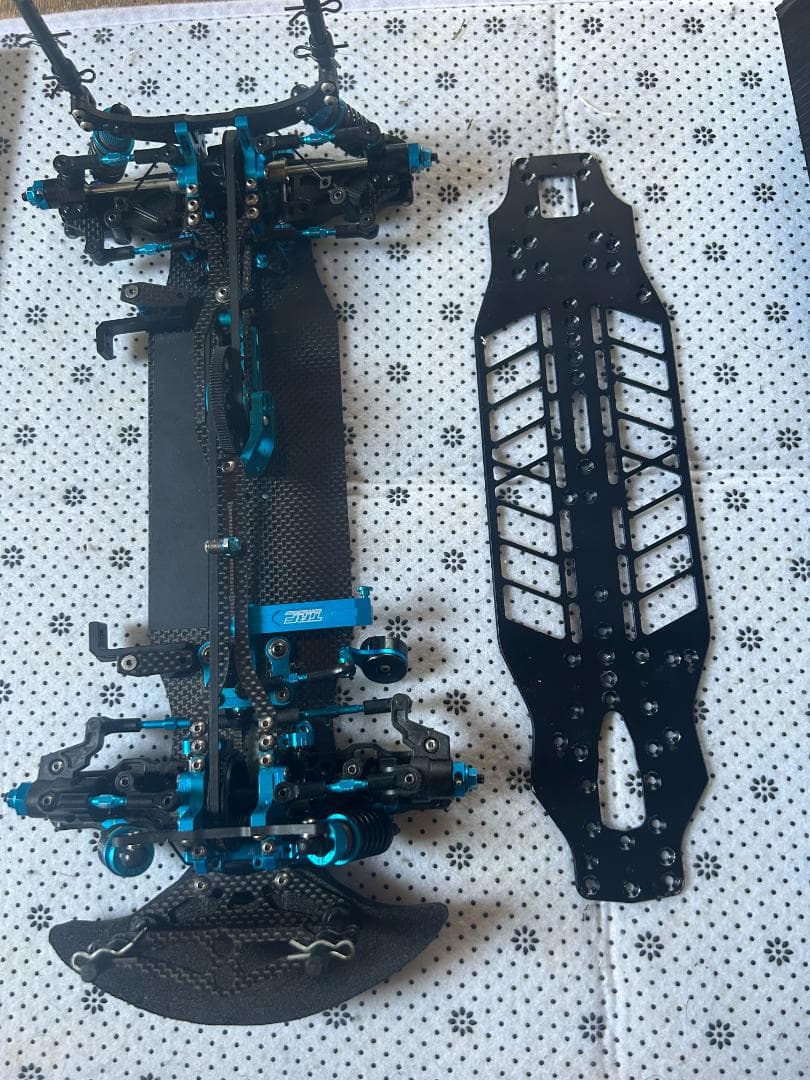 TRF420X カーボンファイバーシャーシ