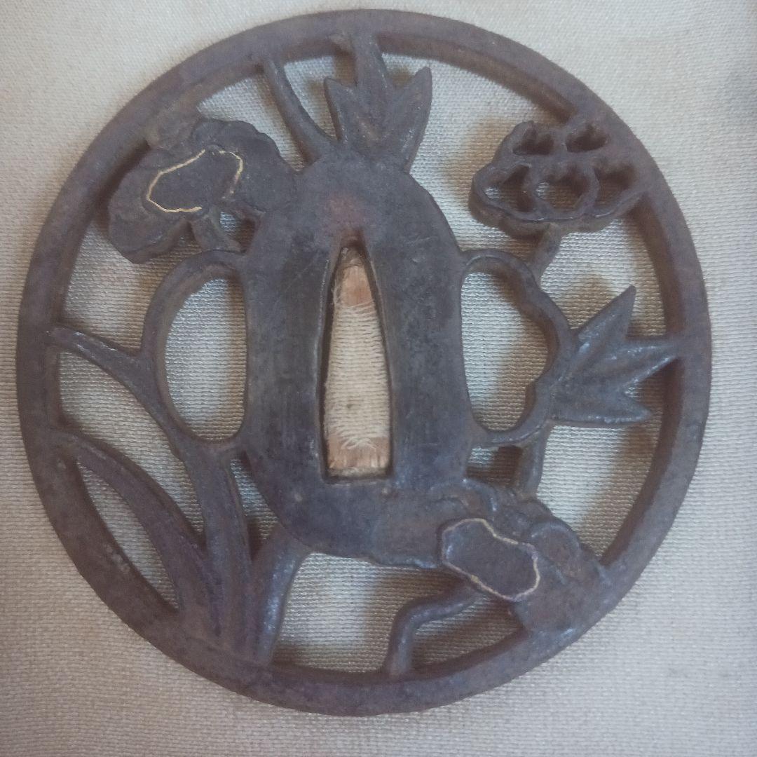 鐔　鍔　赤銅衣裳肉彫　長洲萩住 河治作　刀鐔