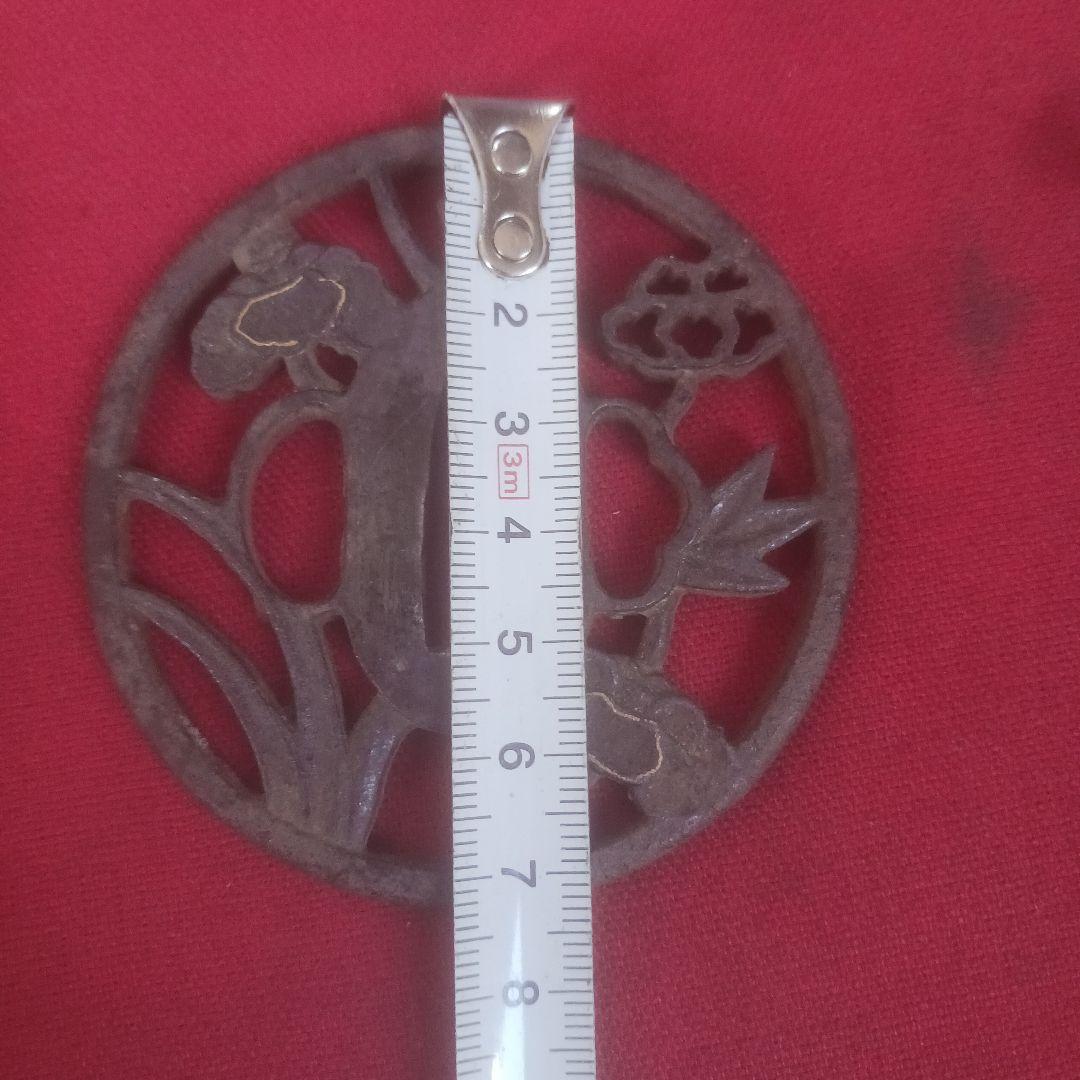 鐔　鍔　赤銅衣裳肉彫　長洲萩住 河治作　刀鐔