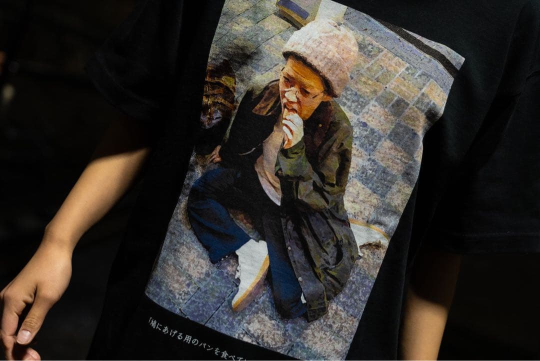 鳩にあげる用のパンを食べていたたかさき ニートと居候たかさき Tシャツ