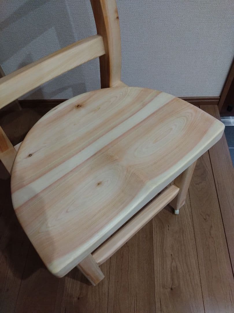 檜の椅子(86）再値下げ❕座面は削り込みにより座りやすく、背もたれ、キャスター付