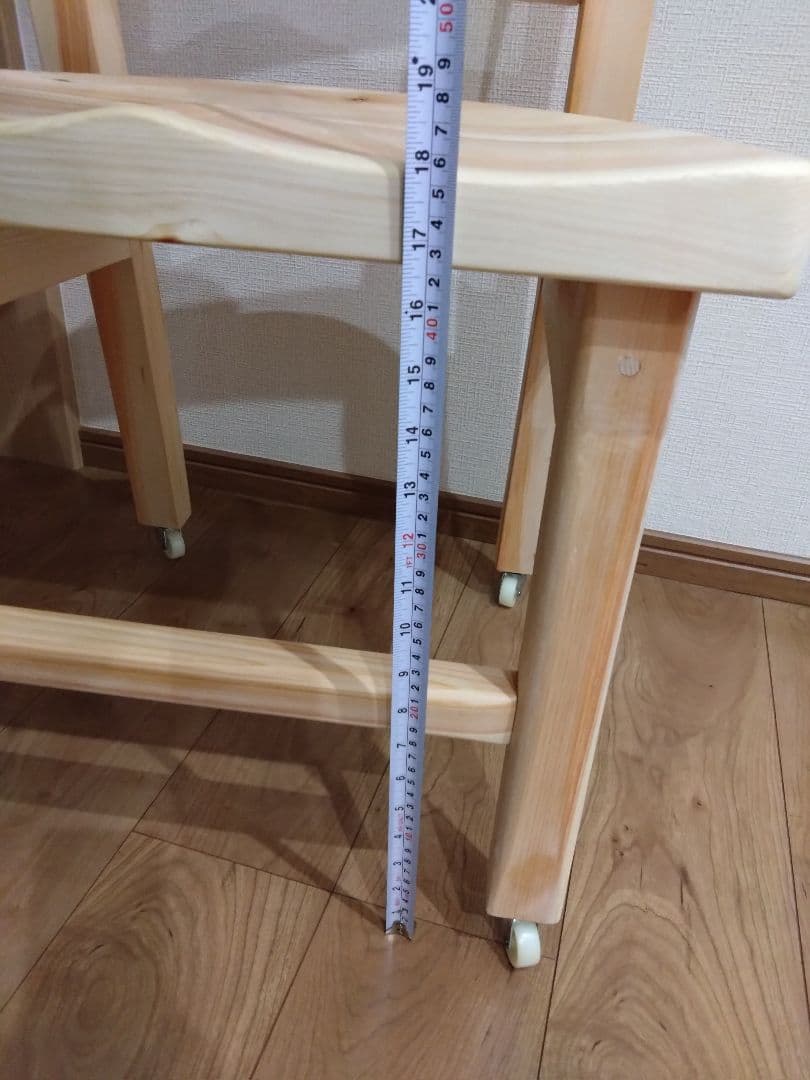 檜の椅子(86）再値下げ❕座面は削り込みにより座りやすく、背もたれ、キャスター付