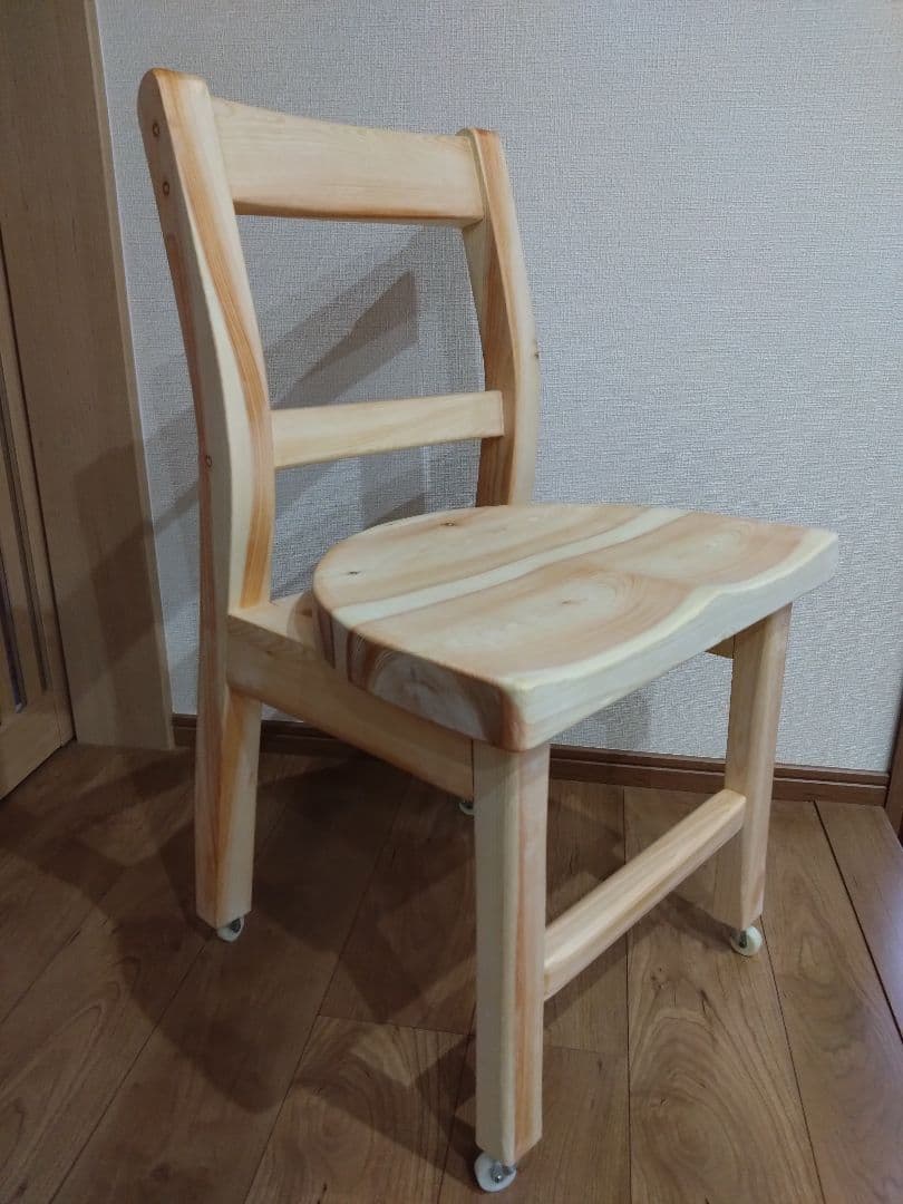 檜の椅子(86）再値下げ❕座面は削り込みにより座りやすく、背もたれ、キャスター付