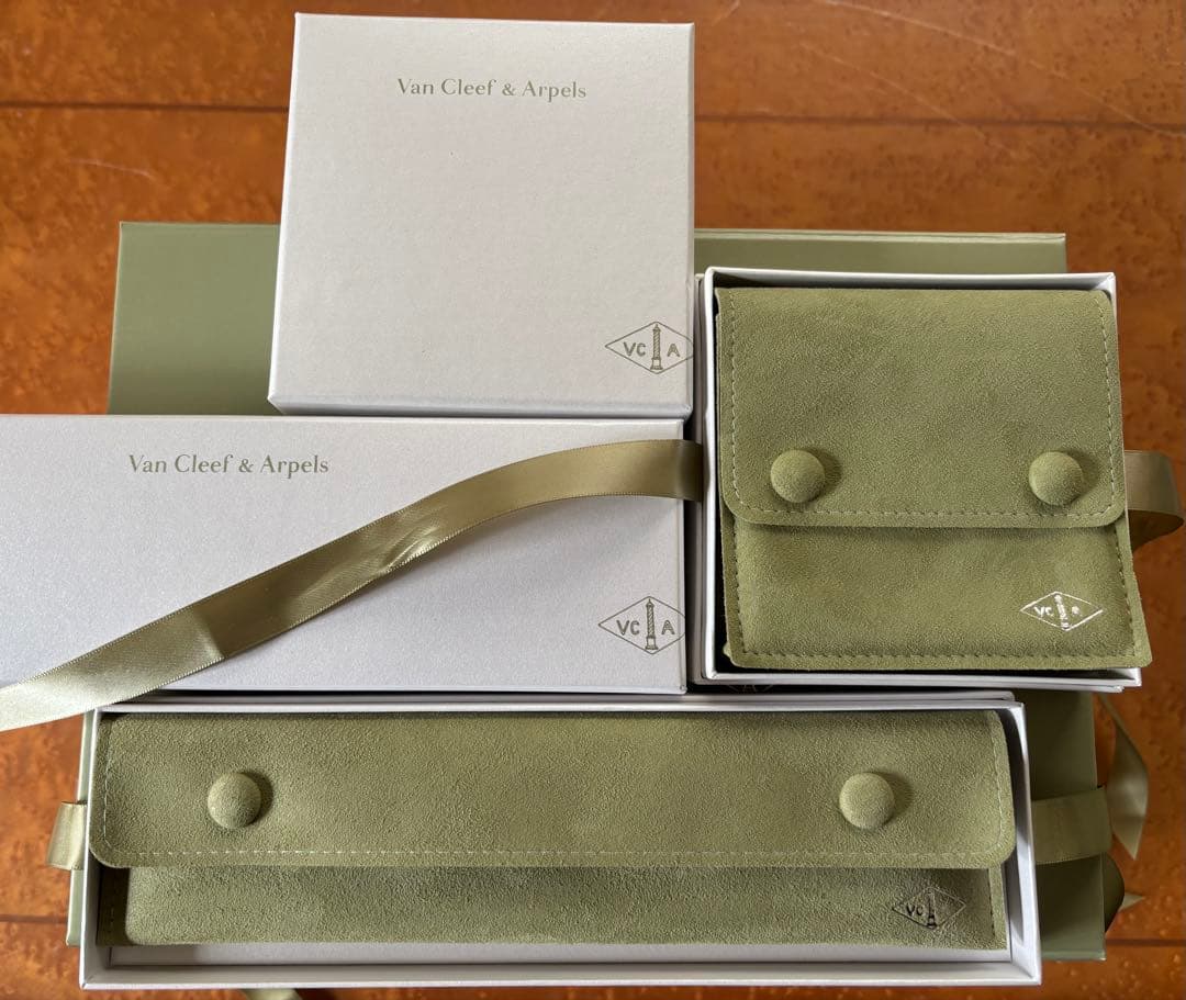 ヴァンクリーフアンドアーペル　ブレスレット　ネックレス　箱・ジュエリーポーチ