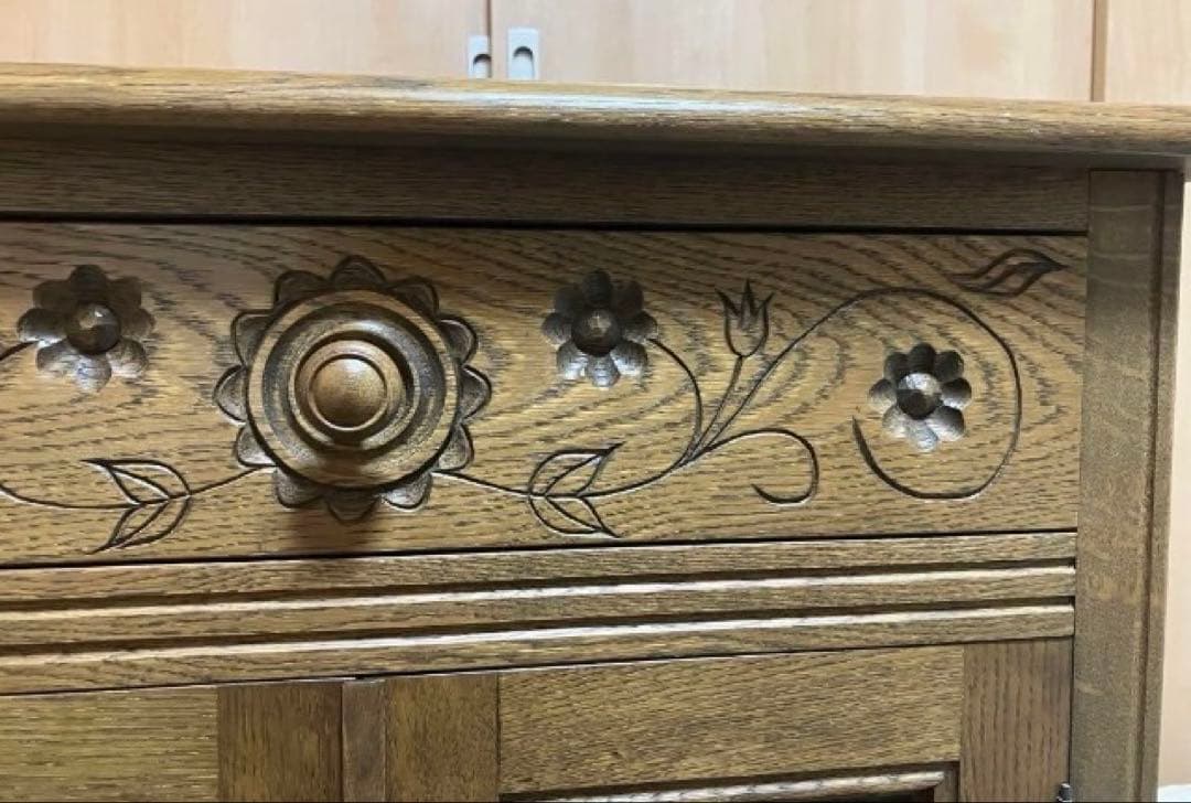 木製彫刻入りキャビネット