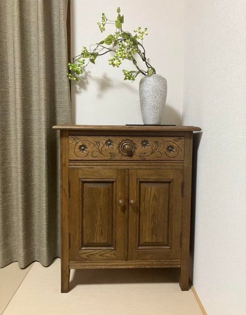 木製彫刻入りキャビネット