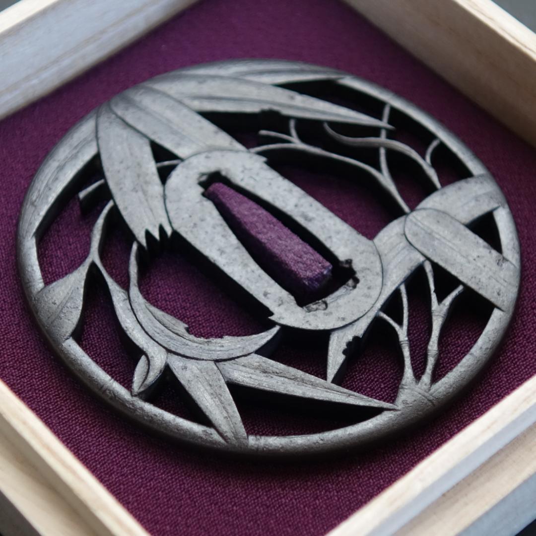 赤坂 鍔 鐔 刀装具 武具 骨董【在銘 武州住忠時 風竹透鍔】(鍔箱付き)